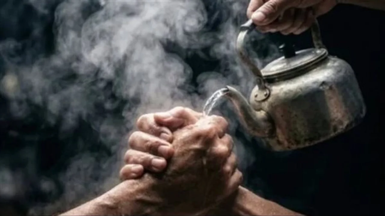 تحذير مشترك.. وزارة الصحة ودار الإفتاء وأديب من خطر ترند الشاي المغلي